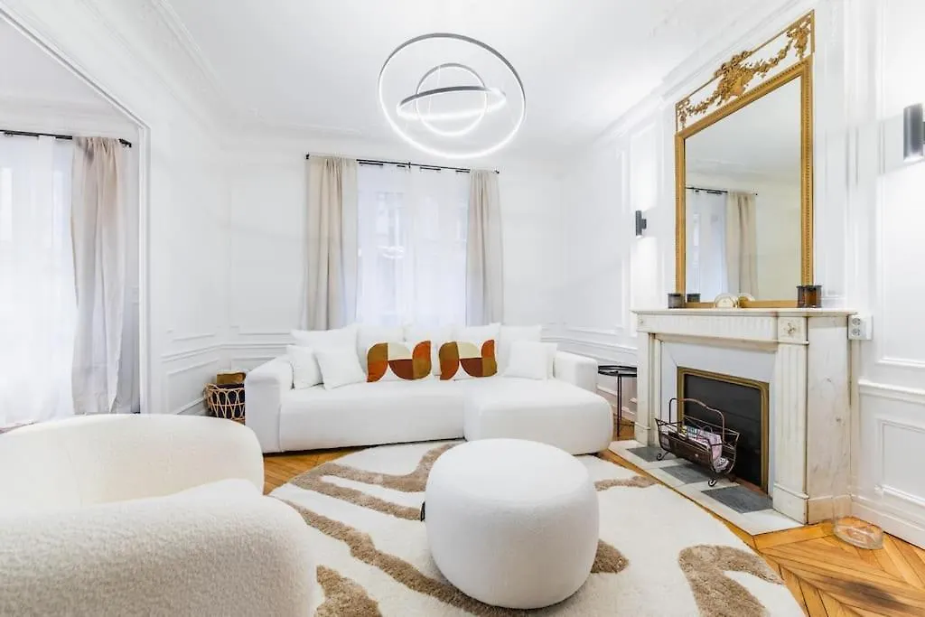 Haussmannian Apartment, Near Champs-Elysees Paříž