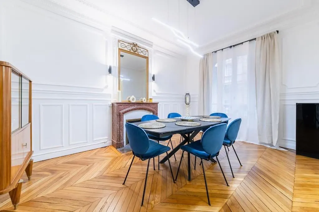 Haussmannian Apartment, Near Champs-Elysees パリ アパート