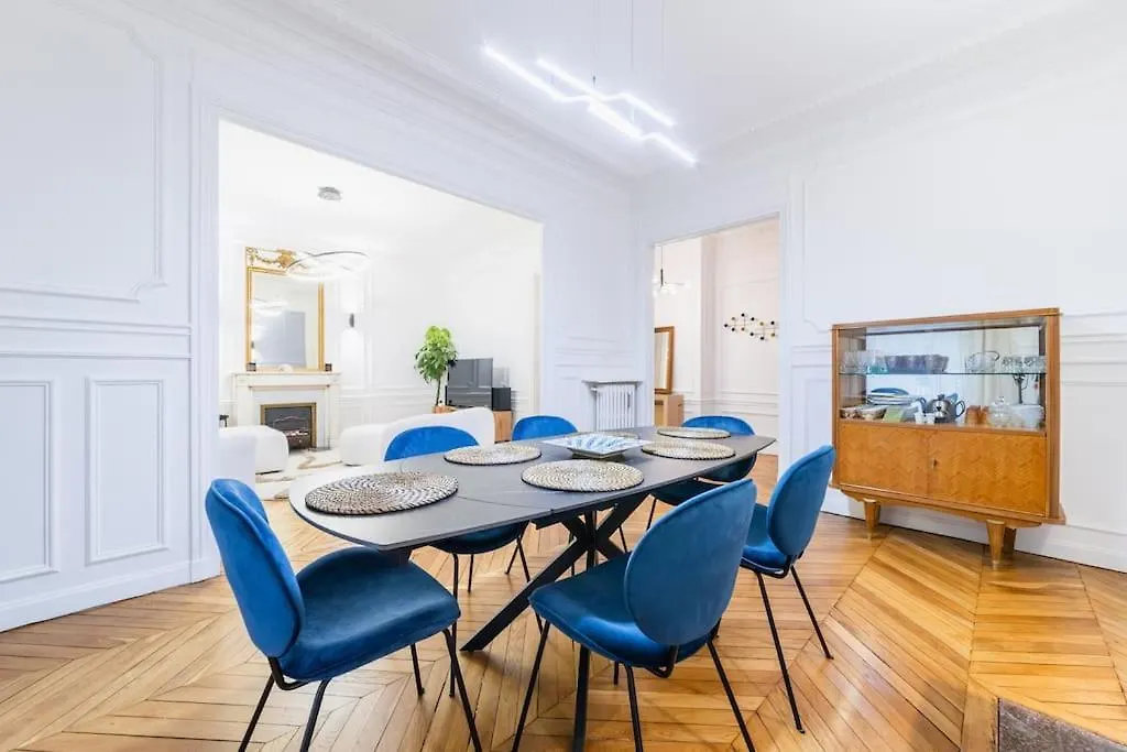 Haussmannian Apartment, Near Champs-Elysees パリ アパート